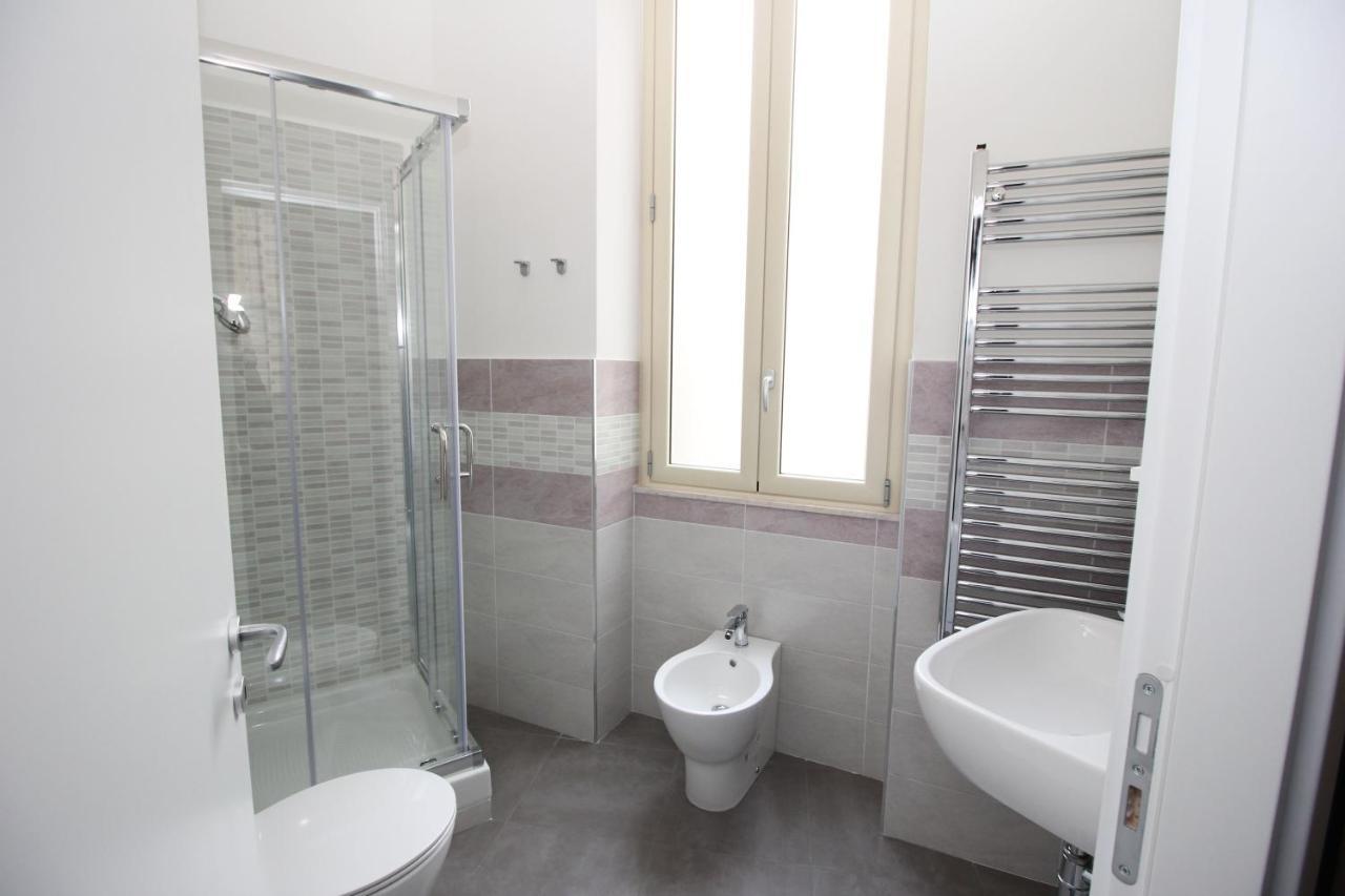 Camera Matrimoniale con Bagno Privato e Balcone